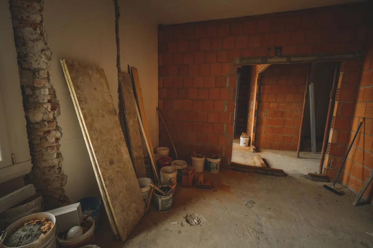 Outils de chantier posés sur un établi lors d'une rénovation
