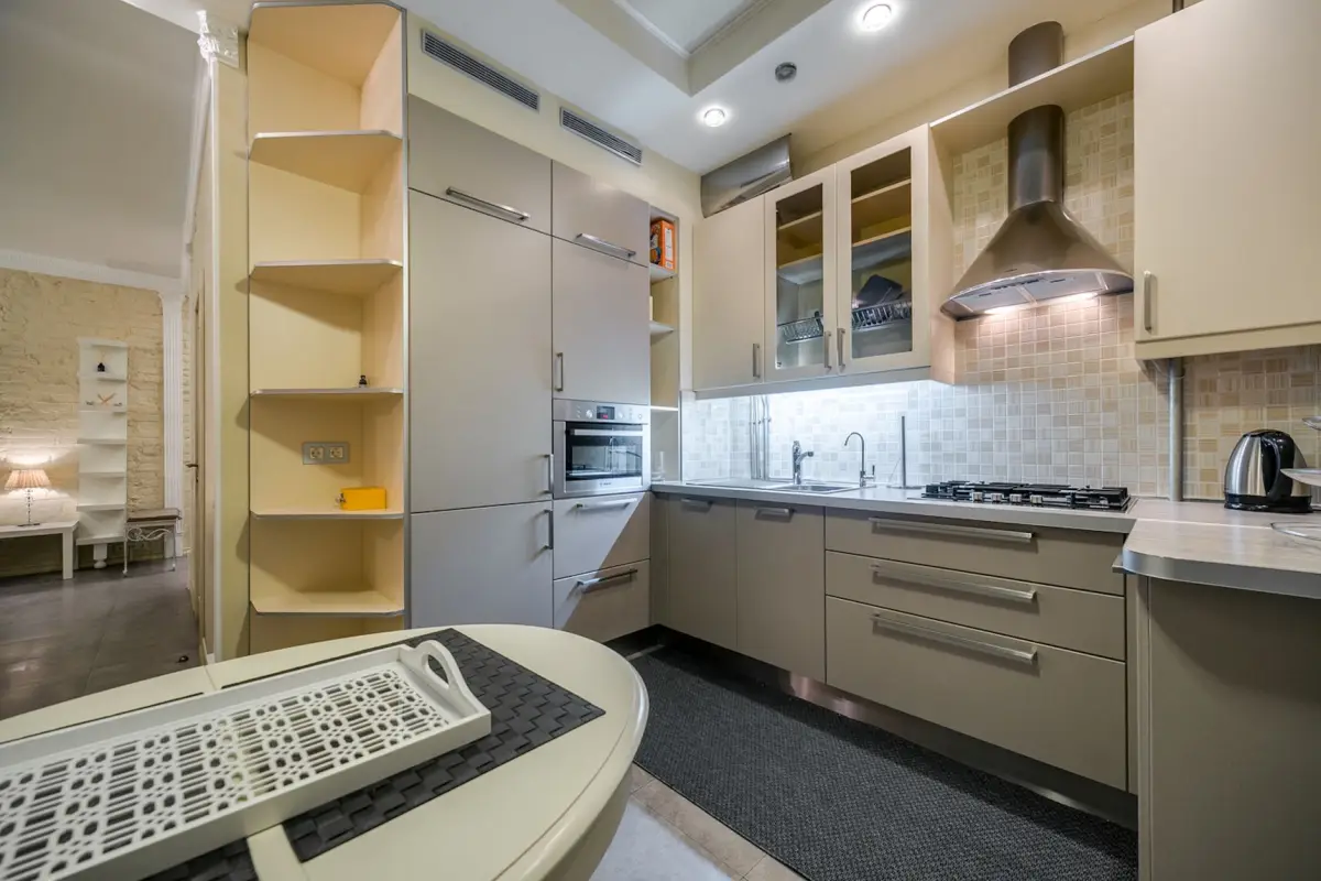 Cuisine équipée avec plan de travail et crédence après rénovation