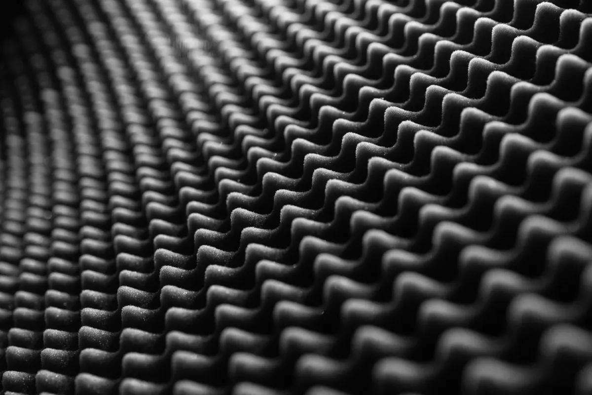 Panneau isolant acoustique posé contre une paroi intérieure