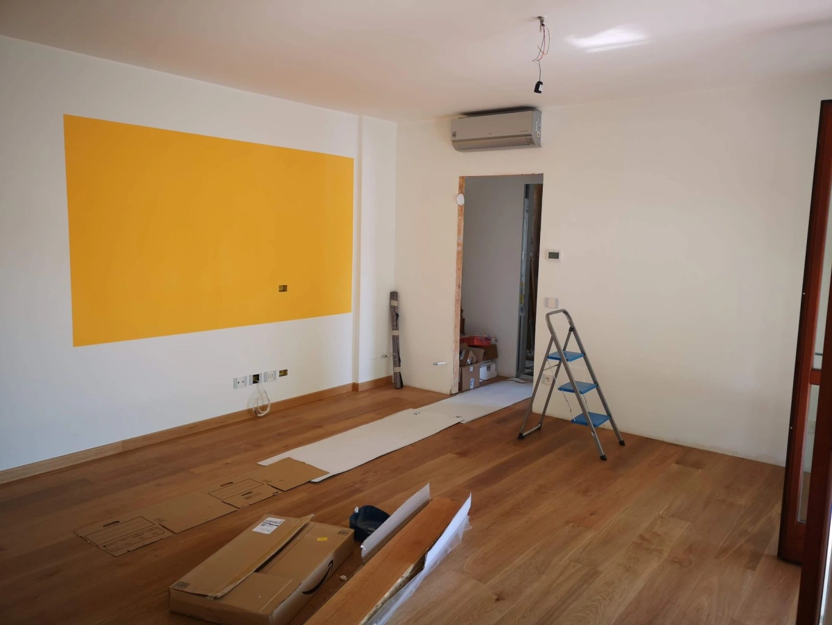 Logement en cours de rénovation avec murs mis à nu