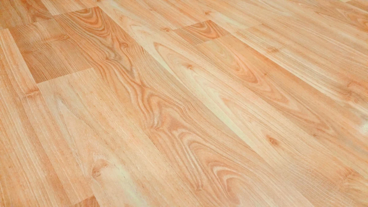 Pose d'un revêtement de sol flottant dans un appartement