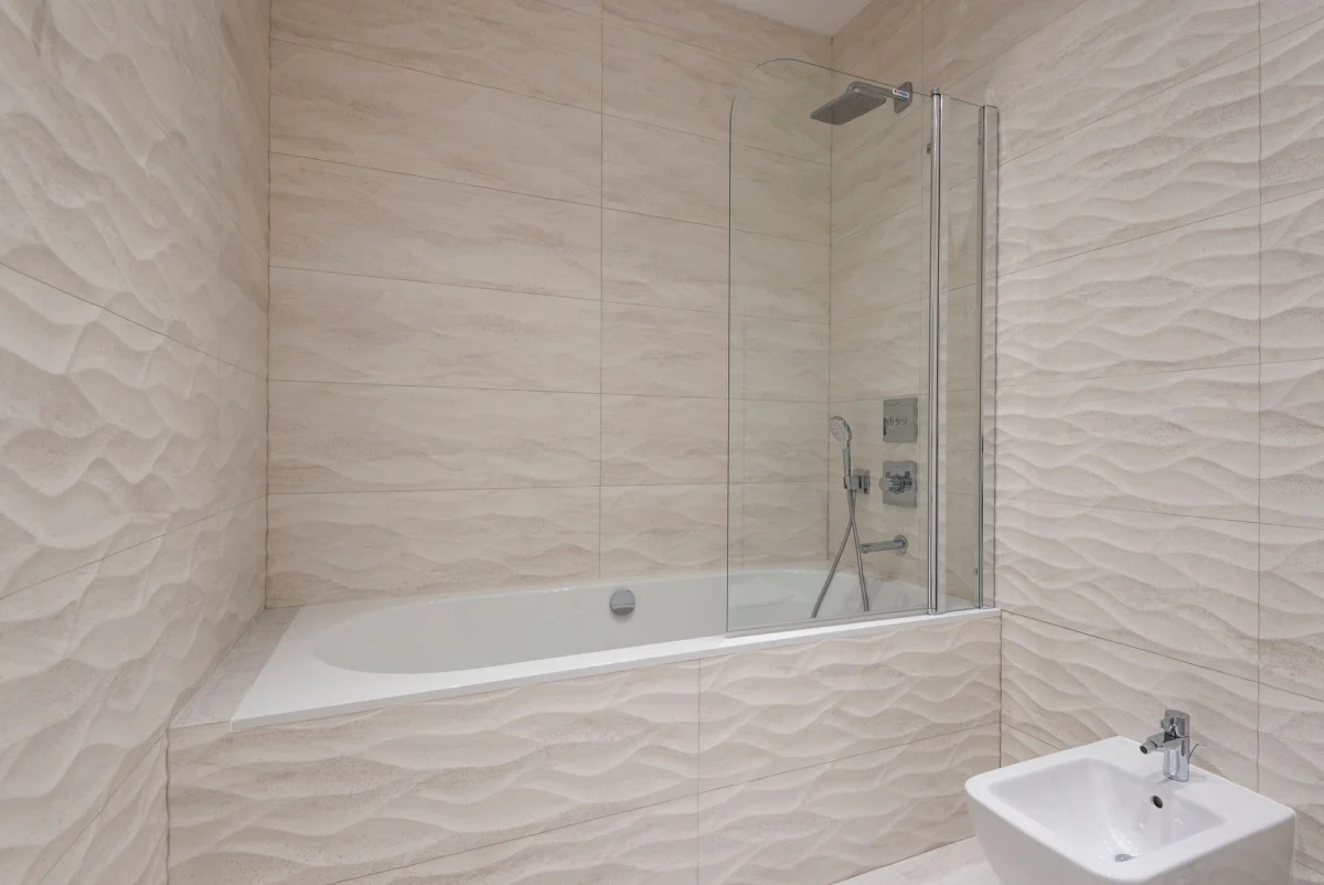 Salle de bains carrelée avec douche après rénovation